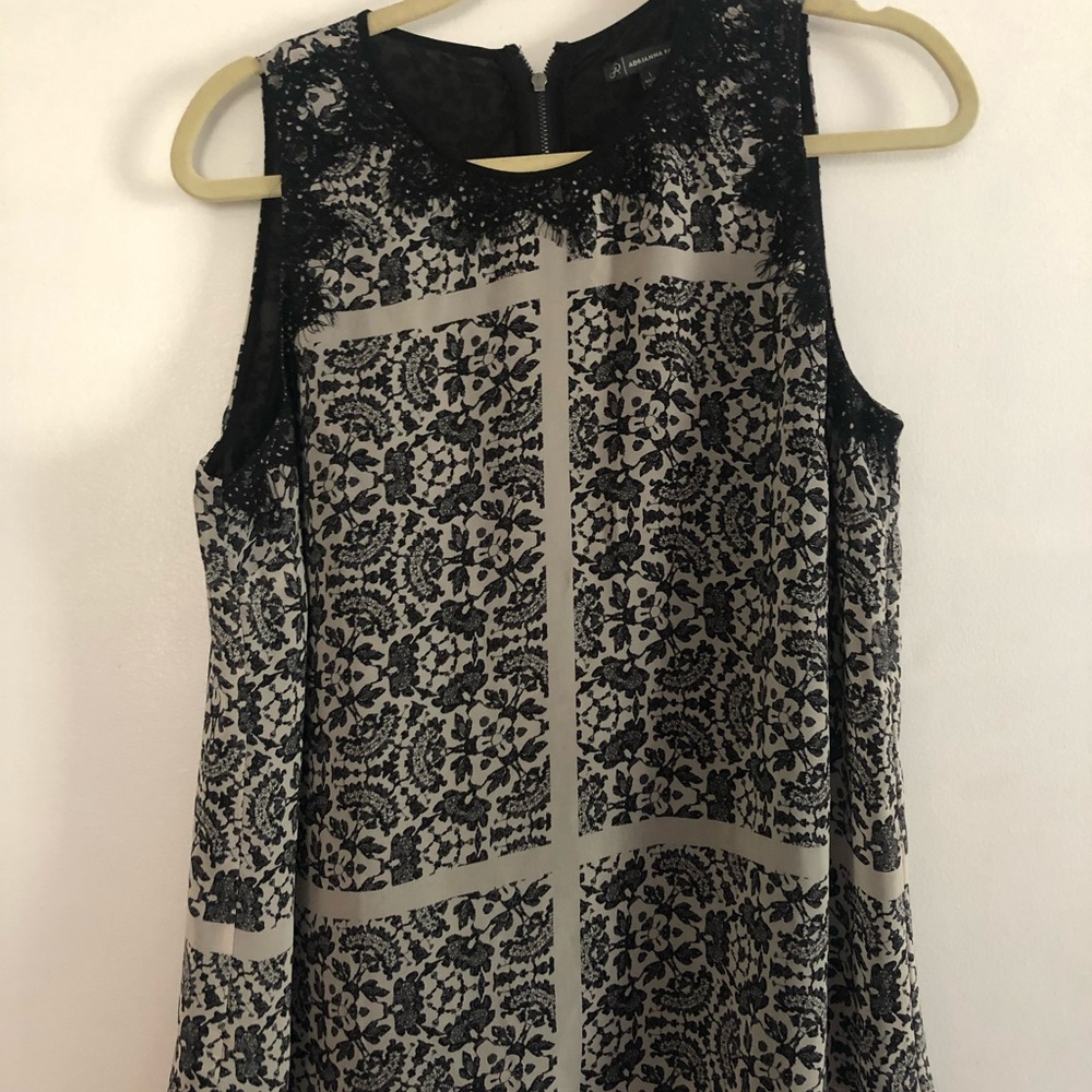 Lace-Detailed Printed Tank
